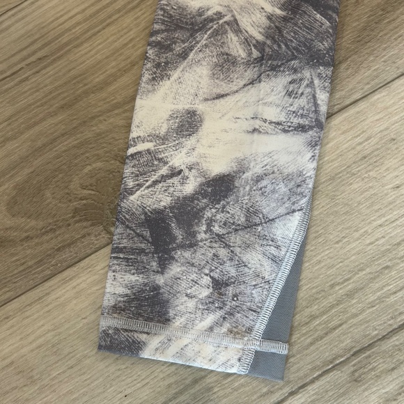 Lululemon Grey & White Mesh Legging - Picture 4 of 10